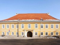 Trg Franje Tuđmana 12 Zgrada se nalazi u samom središtu grada. Riječ je o klasicističkoj građevini podignutoj na prijelazu iz 18. u 19. stoljeće  Zgrada se nalazi u samom središtu grada. Riječ je o klasicističkoj građevini podignutoj na prijelazu iz 18. u 19. stoljeće, smještenoj u baroknoj urbanističkoj cjelini, zbog čega ima značajnu arhitektonsku i kulturnu vrijednost te je zaštićeno kulturno dobro. U njoj danas djeluje Stalna služba Općinskog suda u Sisku, prvenstveno Zemljišnoknjižni odjel (gruntovnica). Tijekom razornog potresa zgrada je teško oštećena i obnovljena 2023. godine.